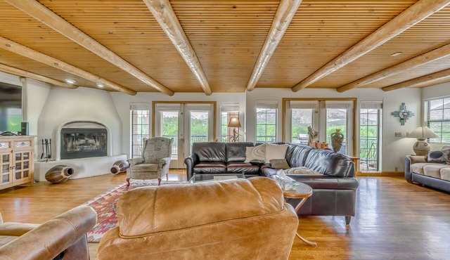 Scenic Alto Getaway w/Mountain Views & Hot Tub!