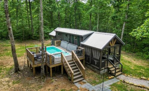 Scenic Mountain Cabin with Lake Access and Waterfall Views near South Cumberland State Park Tennessee