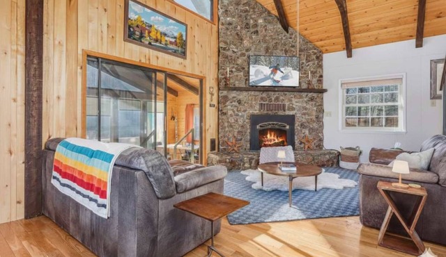 Scenic Mtn Retreat w/Hot Tub & Mountain Views