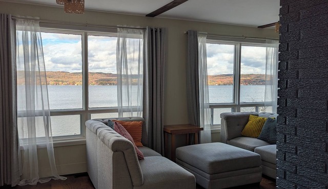 Scenic River Waterfront Cottage - Panoramic Views
