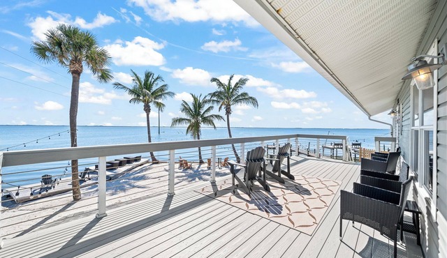 Scenic Riverfront Suite W/Private Beach Access & Space for Memorable Events 🌊