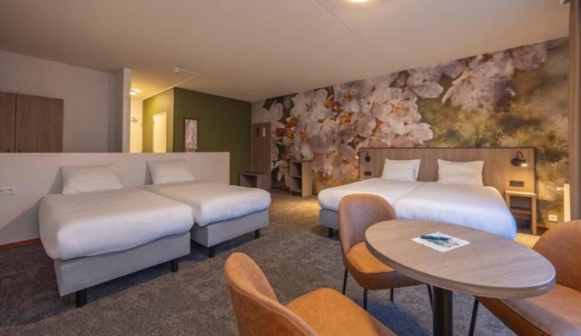 Scenic Room Near Nijmegen Perfect for Family Adventures! Indoor Pool, Parking!