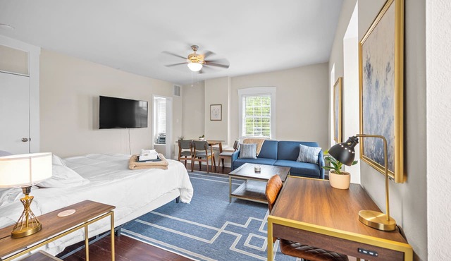 Scenic South Main Apartment with Breathtaking Views for 3 Guests