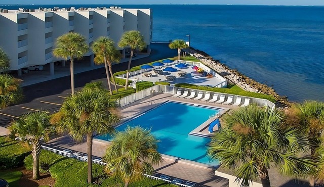 Scenic Tampa Escape! Balcony w/Bay View, Outdoor Pool & Free Parking!