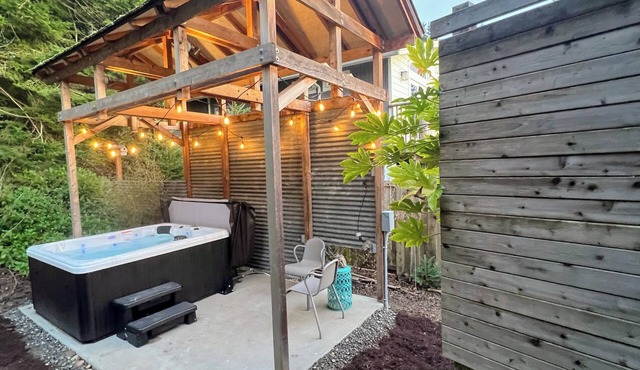 Scenic Whidbey Island Escape, Walk to Beach, ADA accessible + Dog Friendly w/NEW four person hot tub.