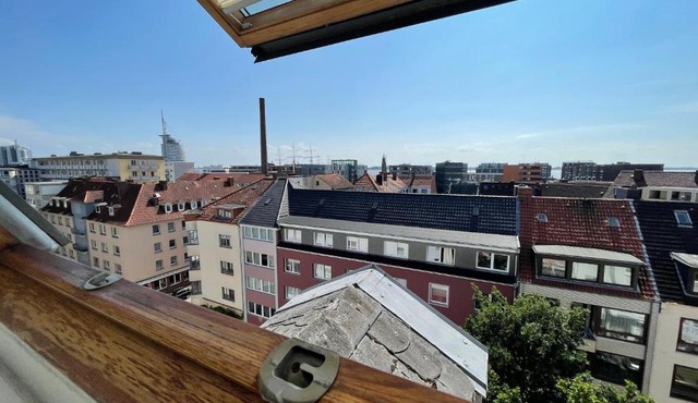Schönes einfaches zentrales Zimmer über den Dächern der Stadt