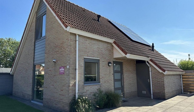 Scheldeveste 256 is a detached 6-person bungalow with approx. 102m2 of living comfort with attached conservatory and a lovely garden. The terrace with conservatory is located on the south side of the house.