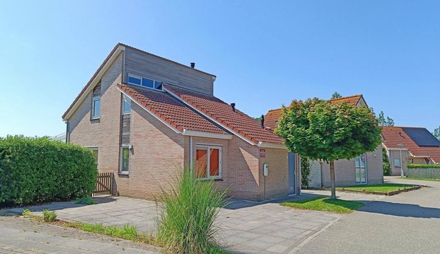 Scheldeveste type Schelde+ is a spacious detached bungalow for 6 persons with a spacious garden. With approximately 112m2 of living space, it has a lovely living room with a conservatory and an open-plan kitchen.