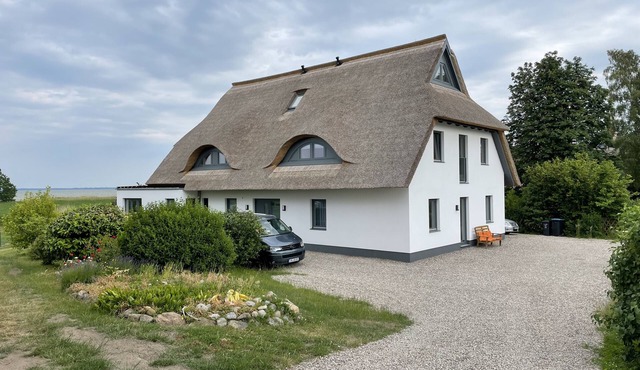 Schilfhus Ahrenshoop, modern vacation apartment in a thatched house on the waterfront