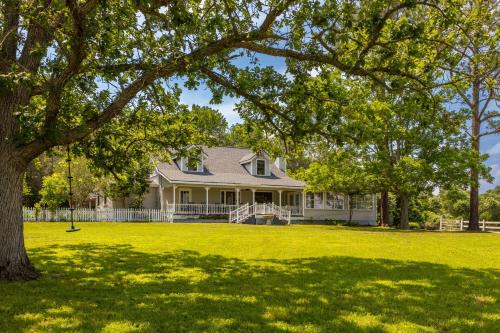 Schulenburg Ranch Retreat, Pond & Fire Pit