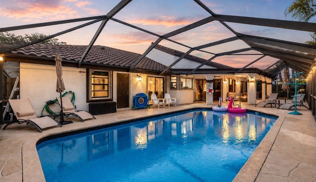 Screened Pool + Firepit + Outdoor Lounge | Mins to WEF + Polo | Palm & Pool