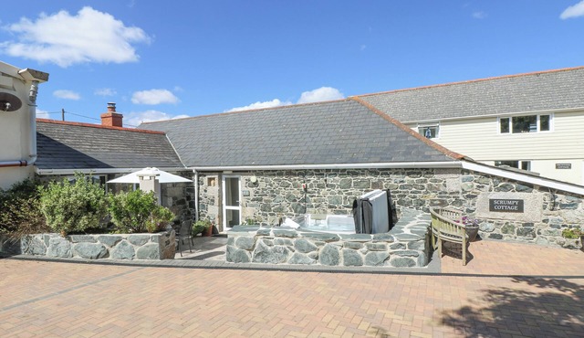 SCRUMPY, pet friendly, with pool in Mullion