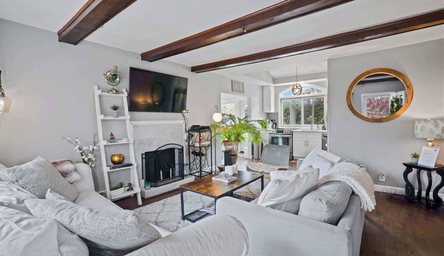 Sea Cliff Charm | 5 Min to Beach, Fire Pit & BBQ