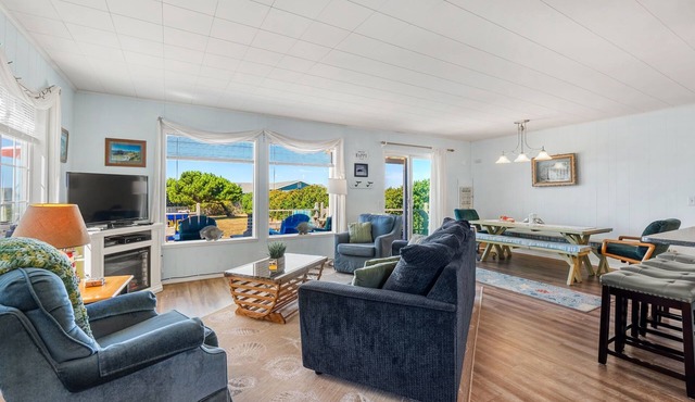Sea Dreamer Cottage | Steps to Beach | Smith River