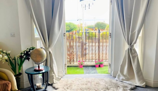 Sea House 2 bedroom apartment with Sea view and balcony.pet friendly