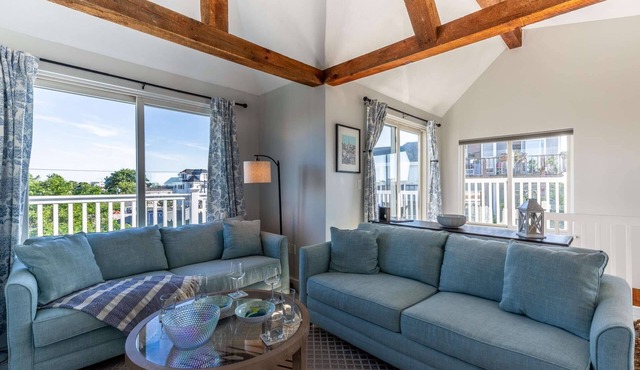 Sea Love Beach: Walk to Beach, 2 Living Rooms, Central AC, Outdoor Shower, Smart TVs, Deck, Grill