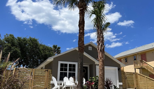 ~Sea Salt Sanctuary~Plush Beach Refuge~Bikes Kayaks SUPs Fire Pit~