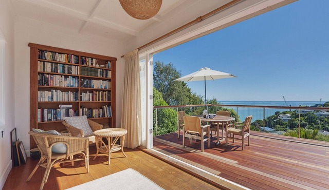 Sea Song - Cosy Waterfront Home with lots of Character and Charm