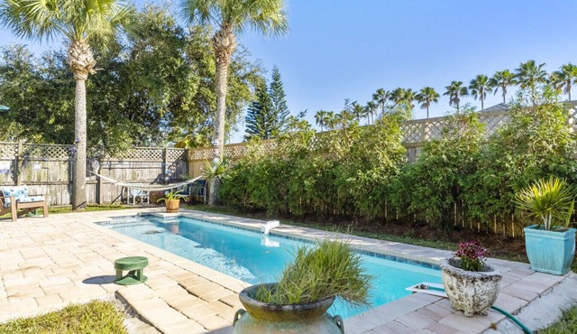 Sea Turtle Beach Cottage 2/2 with bikes and pool