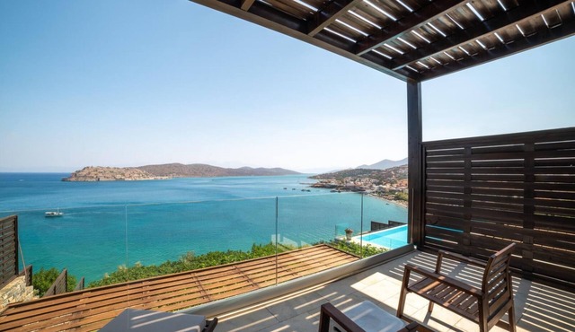 Sea View 6 bdr Villa with a heated pool & access to private beach