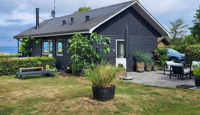 Sea view and shared pool on Nordbornholm