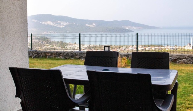 Sea View Flat with Shared Pool 5 min to Beach