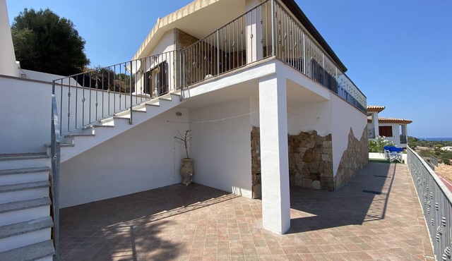 Sea-View Spacious Modern Villa - under 10 mins walk to the beach!