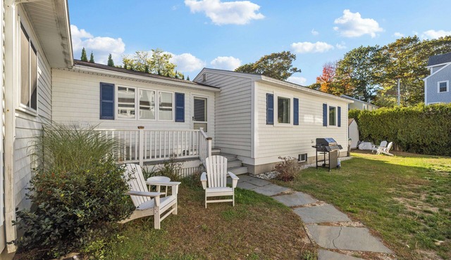 Seabreeze Cottage Coastal Getaway, steps to the beach & close to golf course