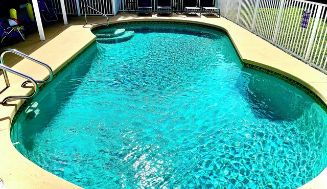 Seabreeze Escape, Oasis, Heated POOL, shops, restaurants, bars, casinos Sleeps 8