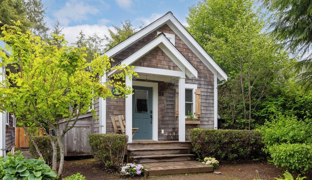 Seabrook 2 Bedroom cottage with hot tub, a wooded setting. Pet friendly and AC!