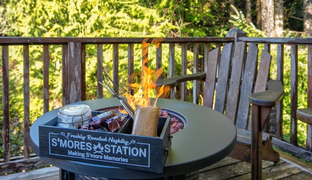 Seabrook Cabin- Private Hot Tub, Indoor & Outdoor Fires, 10 min. walk to town