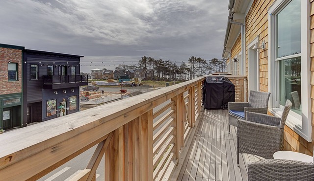 Seabrook's Above Market: Oceanview, Dog Friendly!