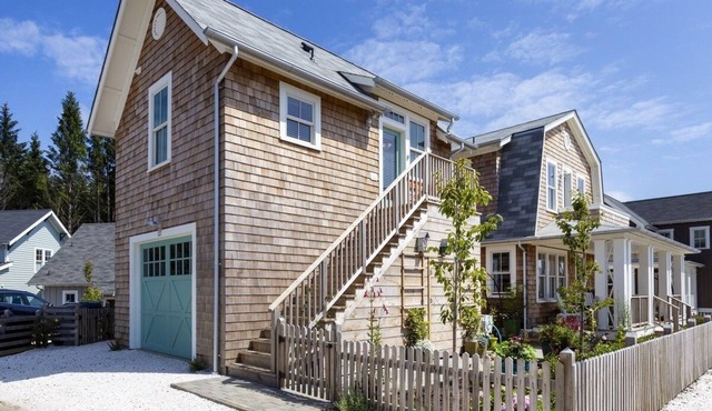 Seabrook's High Tide Green Grass, relax with a view of the horse pasture!