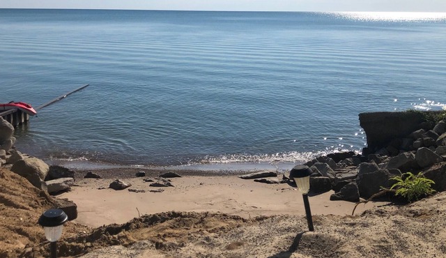 SEADOG: Lakefront at your doorstep, 50ft. private beach, 6 miles s of Lexington!