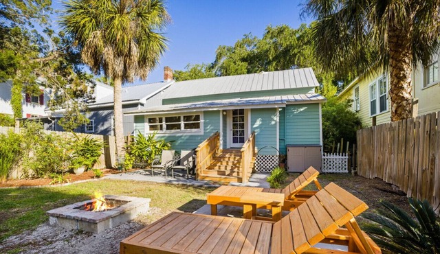Seafoam Vacation Rental. Historic house near the water, coffee shop, restaurant