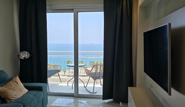 SEAFRONT 1BDR, Panoramic views, central Marina