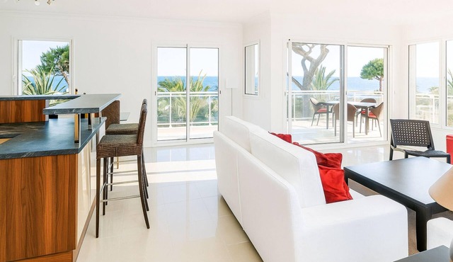 Seafront 2-Bed Apt with Pool in Cannes - 463