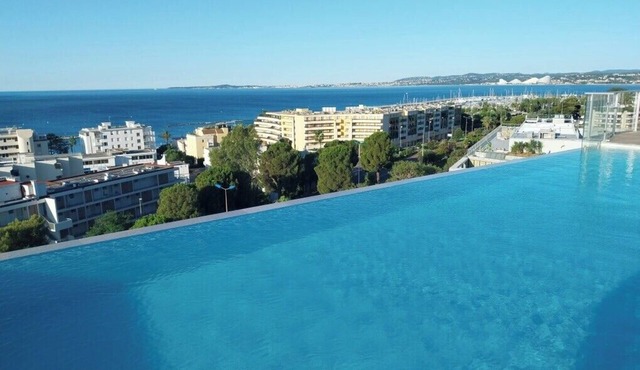 Seafront apartment with pool and comfort