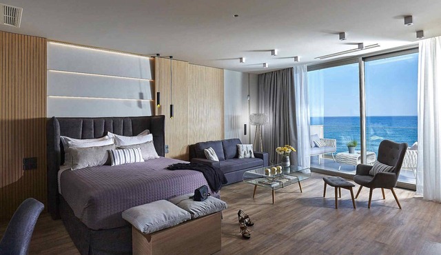 Seafront Apt Studio with Seaview, infinity pool, beachfront