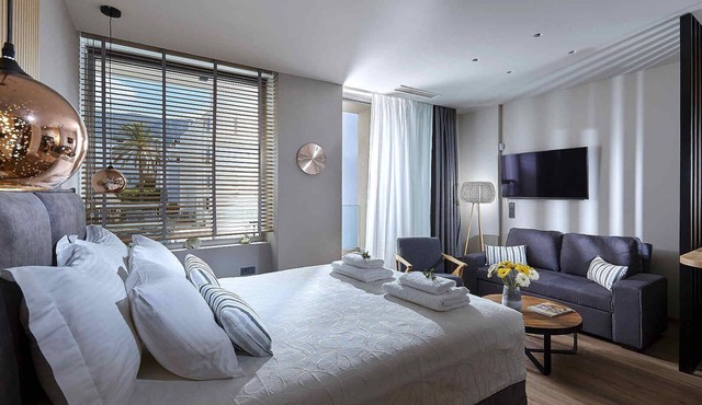 Seafront Apt,central & quiet, infinity pool next to the sea