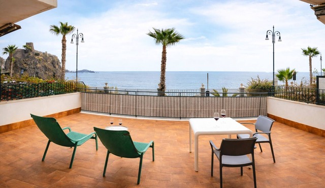 Seafront apartment, between Mount Etna, Taormina, and Syracuse