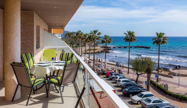 Seafront Apartment “Frente al mar” with Sea View, Wi-Fi, A/C & Terrace; Parking Available