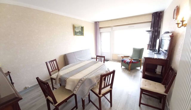 Seafront Apartment with Terrace - 2 Bedrooms, Pets Allowed