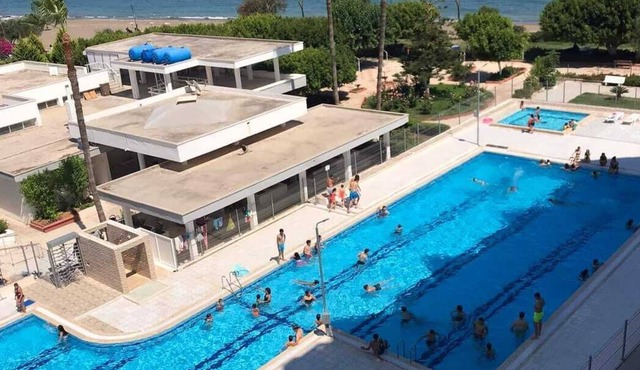 Seafront apartment, free beach and pool.