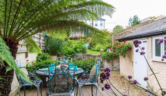Seafront Apartment Private Garden & Free Parking