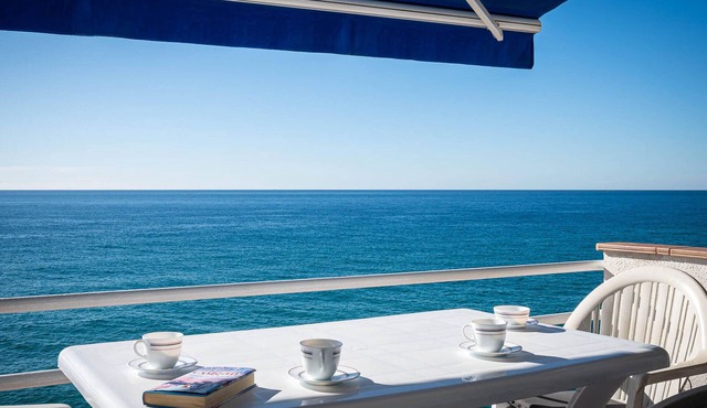 Seafront Apartment with Terrace and Parking