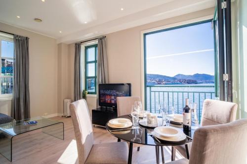 Seafront Apt. with Elevator and French Balcony