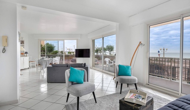 Seafront, beautiful apartment for 4 with terrace
