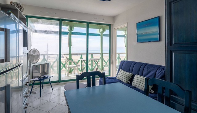 Seafront Apartment for 2 with Parking at Mimizan Beach
