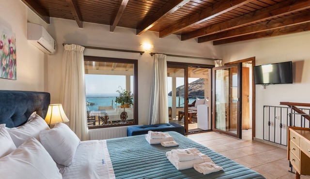 Seafront House, Walking Distance to Everything, Sea View & Hot tub!